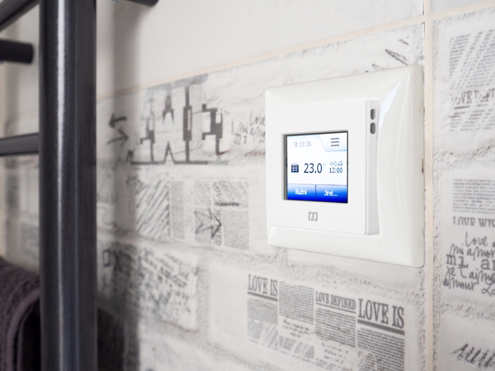 termostat pro podlahové vytápění v koupelně